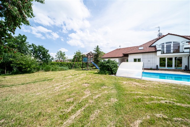 dům a bazén za domem [7/89]